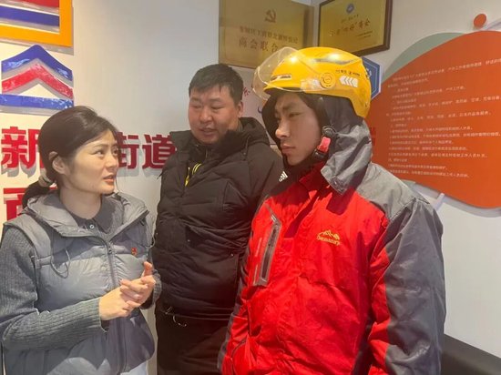 在线股票配资门户网 北京一副局长骑电动车送外卖，“原以为骑手最关心社保政策，没想到他们张口就是‘别罚我款’”