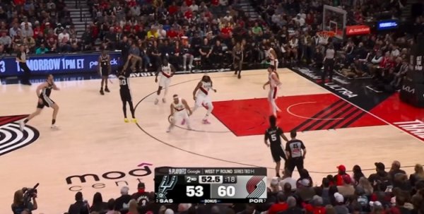 股民配资网站 百步穿杨！朱利安·尚帕尼追身三分命中 帮助球队追到4分